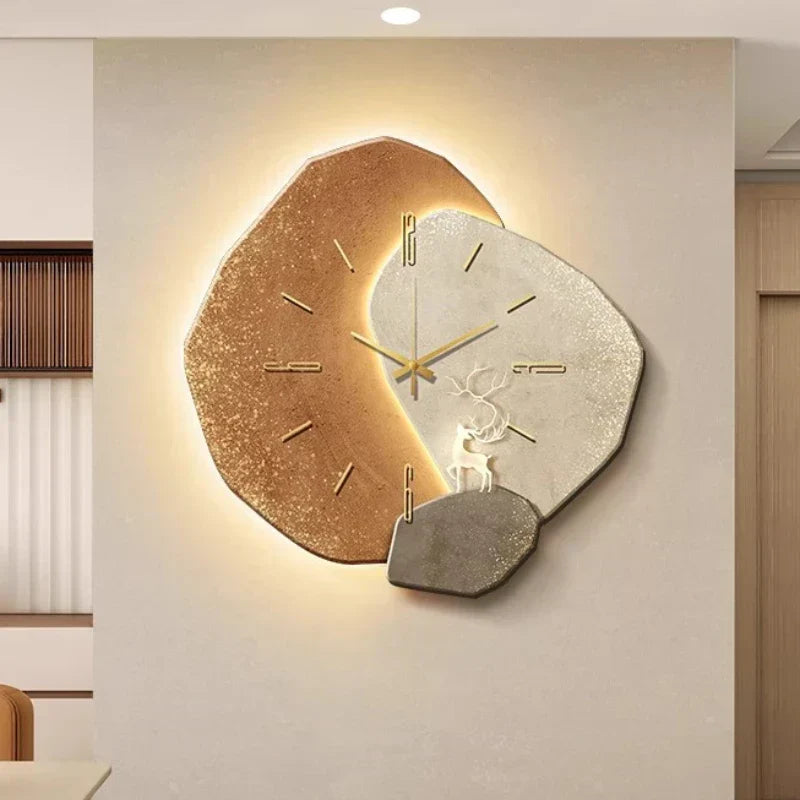 Stijlvolle luxe wandklok met LED-verlichting, ideaal voor een modern of Scandinavisch interieur.