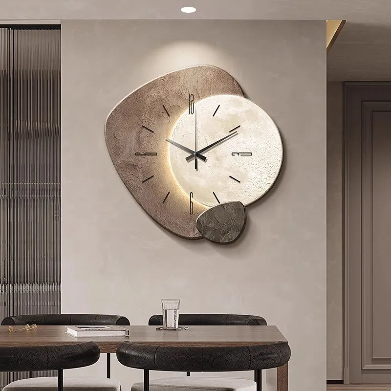 Scandinavische wandklok met geïntegreerde verlichting, een stille klok voor uw moderne interieurdecoratie.