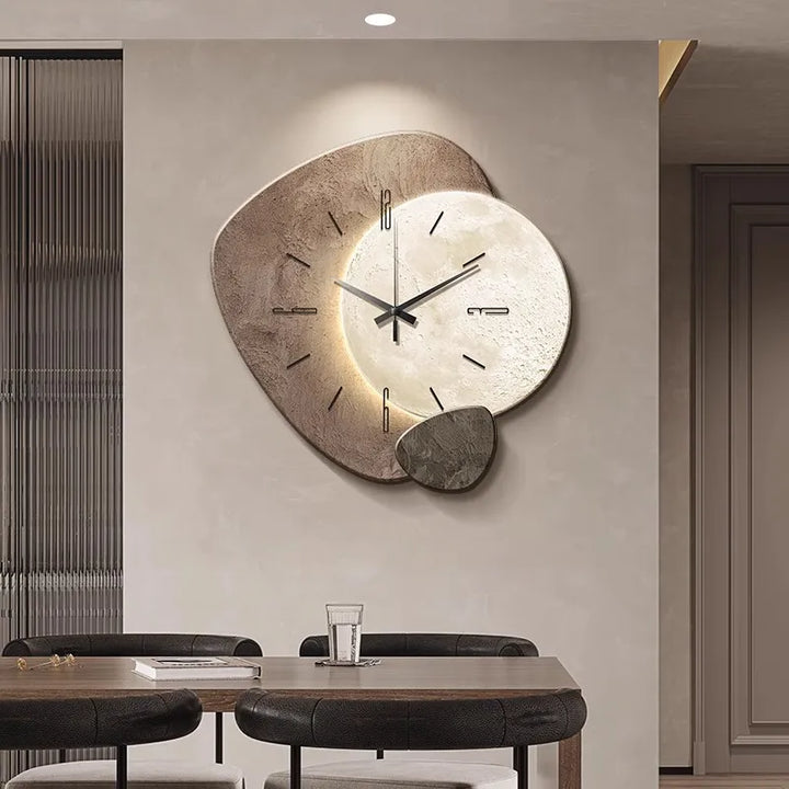 Scandinavische wandklok met geïntegreerde verlichting, een stille klok voor uw moderne interieurdecoratie.