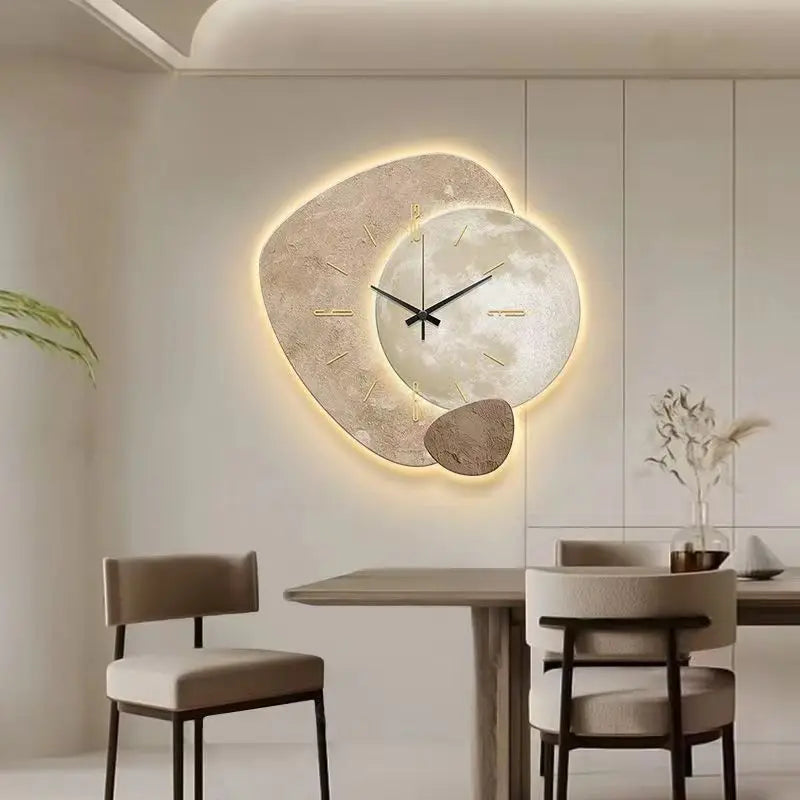 Premium design wandklok met subtiele verlichting, perfect als moderne muurdecoratie in luxe interieurs.