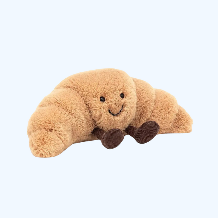 Schattige pluchen croissant knuffel met lachend gezicht, zacht speelgoed voor kinderen en decoratie.