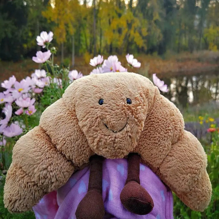 Gezellige zachte croissant knuffel, ideaal om te knuffelen en een leuke aanwinst voor de kinderkamer.