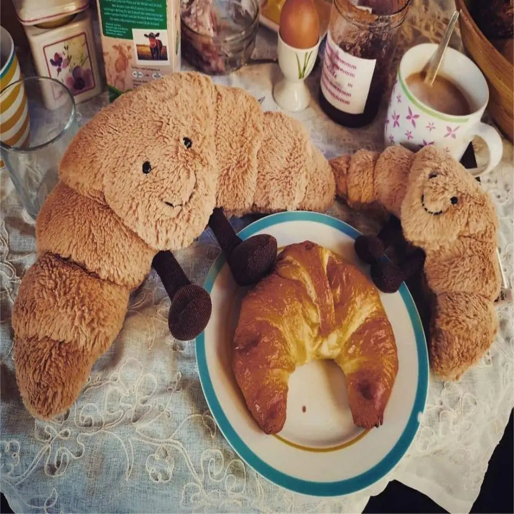 Decoratieve lachende brood knuffel, een opvallend en zacht pluchen item voor interieur en kinderspel.