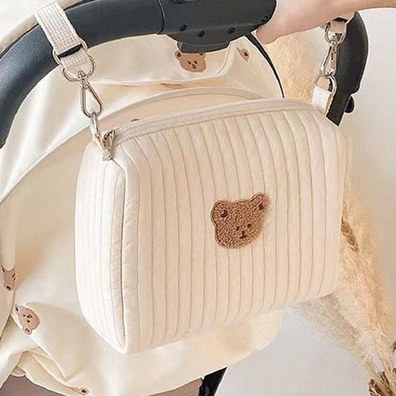 Gedetailleerde foto van de wasbare beren luiertas; toont ruime opbergruimte voor babybenodigdheden.