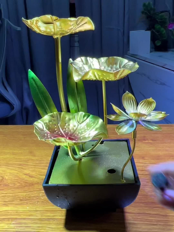Close-up van de Serene Lotus binnenfontein, toont het glanzende lotus ontwerp en de fijne waterdruppels voor ontspanning.