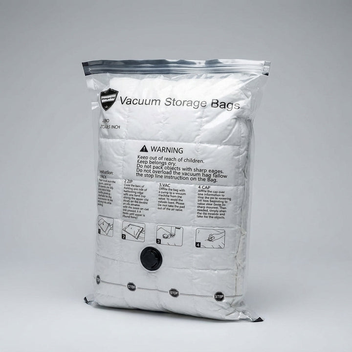 Vacuüm opbergzakken tonen het indrukwekkende ruimtebesparende effect op kleding en beddengoed, perfect voor reizen of opslag.