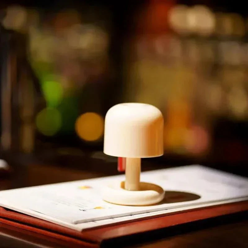 "Sfeervolle mini zonsondergang LED tafellamp met warme gloed, USB-oplaadbaar en compact ontwerp voor romantische ambiance."