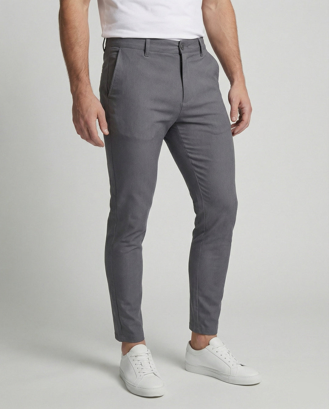 Slim fit chino herenbroek in neutrale kleur, ideaal voor casual en zakelijke looks.