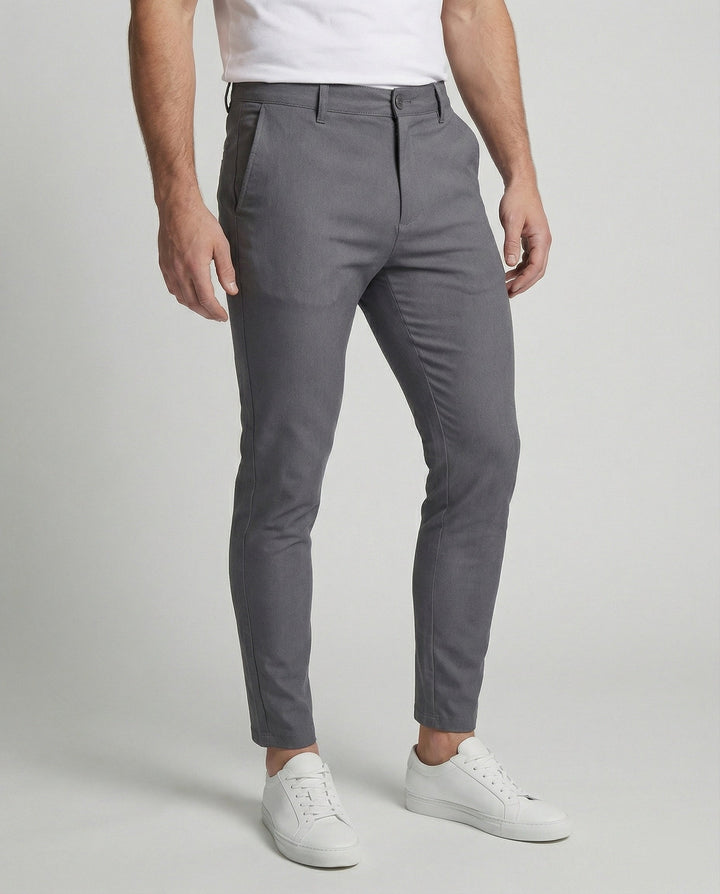 Slim fit chino herenbroek in neutrale kleur, ideaal voor casual en zakelijke looks.