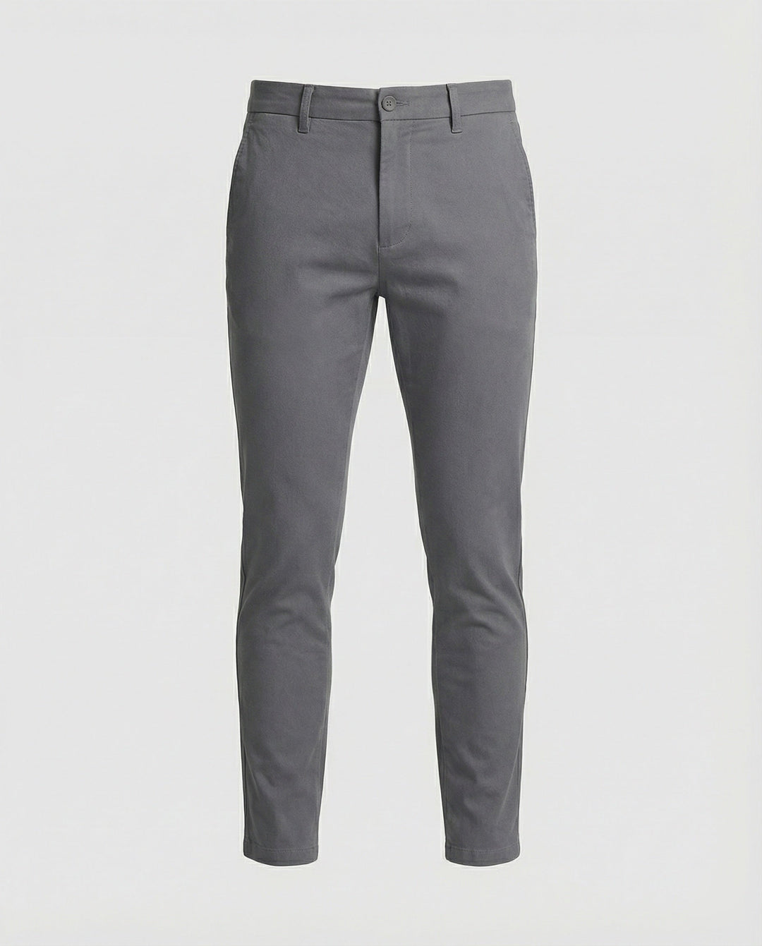 Mooie slim fit chino herenbroek, vooraanzicht, toont de slanke pasvorm en moderne stijl.