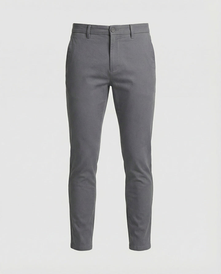 Mooie slim fit chino herenbroek, vooraanzicht, toont de slanke pasvorm en moderne stijl.