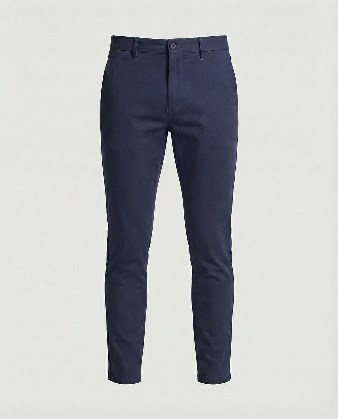 Achterkant slim fit chino herenbroek met nette zakken, benadrukt de stijlvolle en comfortabele look.