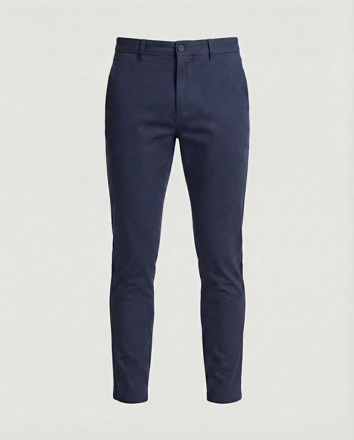 Achterkant slim fit chino herenbroek met nette zakken, benadrukt de stijlvolle en comfortabele look.