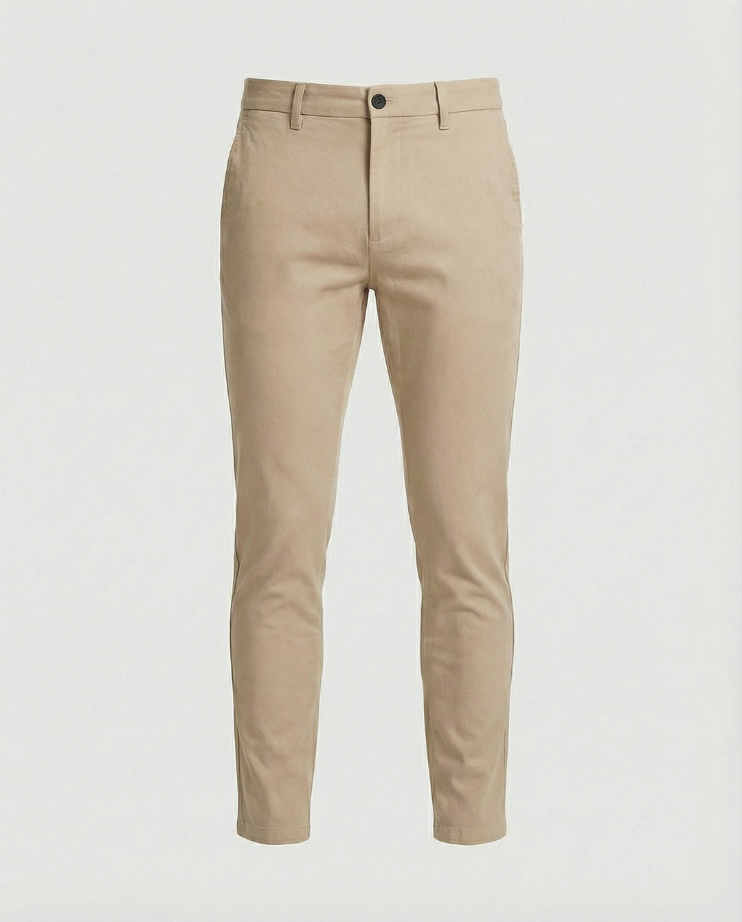 Heren slim fit chino, gecombineerd met overhemd, voor een complete stijlvolle en veelzijdige look.