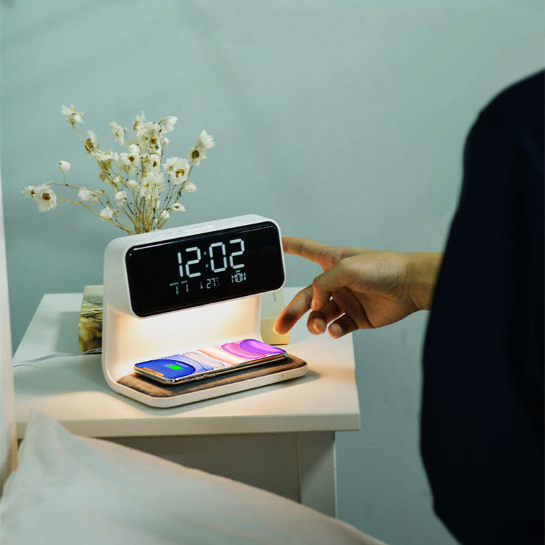 Stijlvolle slaapkamer bedlamp met wekker, draadloze oplader en dimbaar LED nachtlicht.