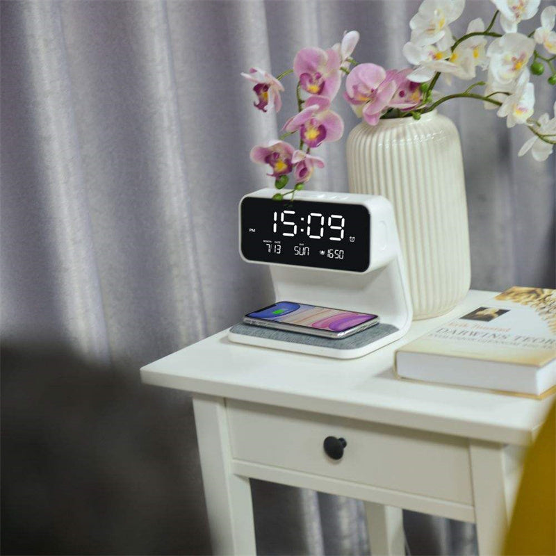 Compacte 3-in-1 nachtlampje: wekker, dimbare LED verlichting en draadloze smartphone oplader.