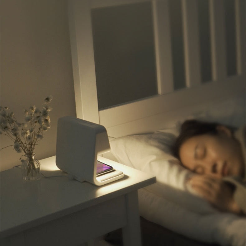 Energiezuinige LED bedlamp met dimbare sfeerverlichting, wekker en draadloos oplaadstation.