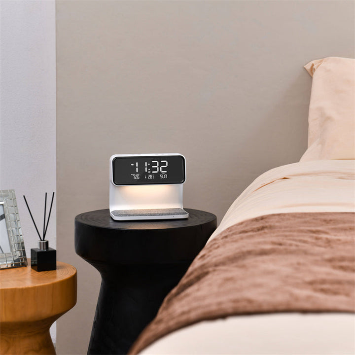 Handige slaapkamer lamp met ingebouwde wekker en draadloze oplader voor je smartphone.