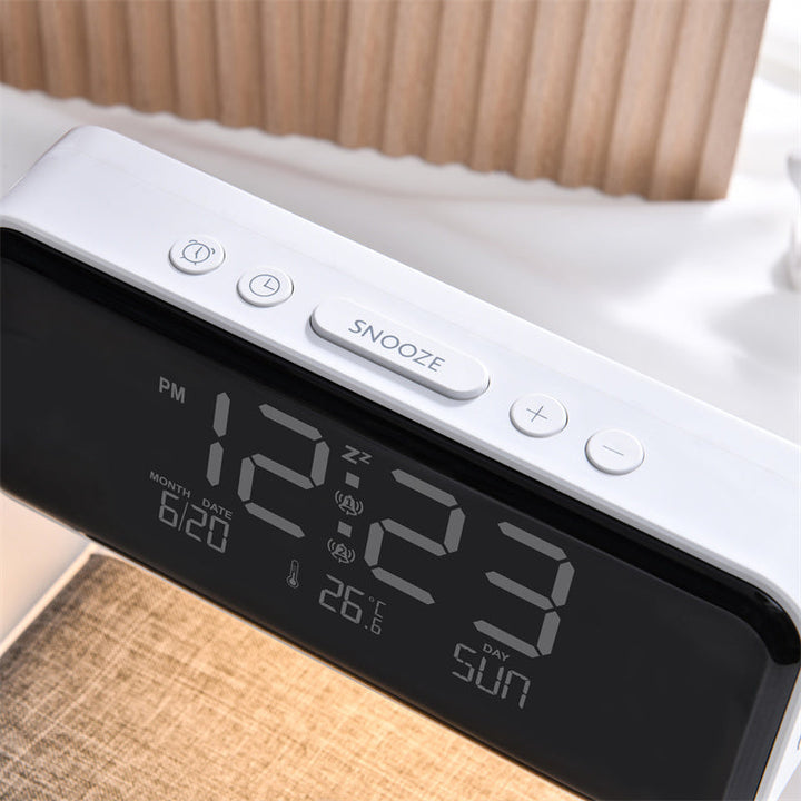 Minimalistische bedlamp met geïntegreerde wekker en draadloze oplader, perfect voor de slaapkamer.