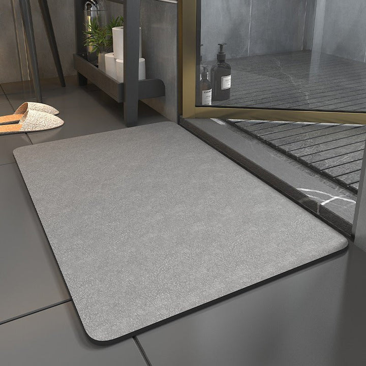 Snel drogende antislip badmat in lichtgrijs, absorberend textiel met zachte textuur voor veilige en hygiënische badkamer.