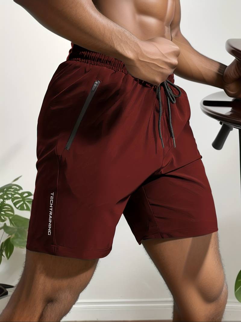 "Sneldrogende actieve herenshorts, lichtgewicht en ademend, wijnrood met flexibele pasvorm voor zomerse sportactiviteiten."