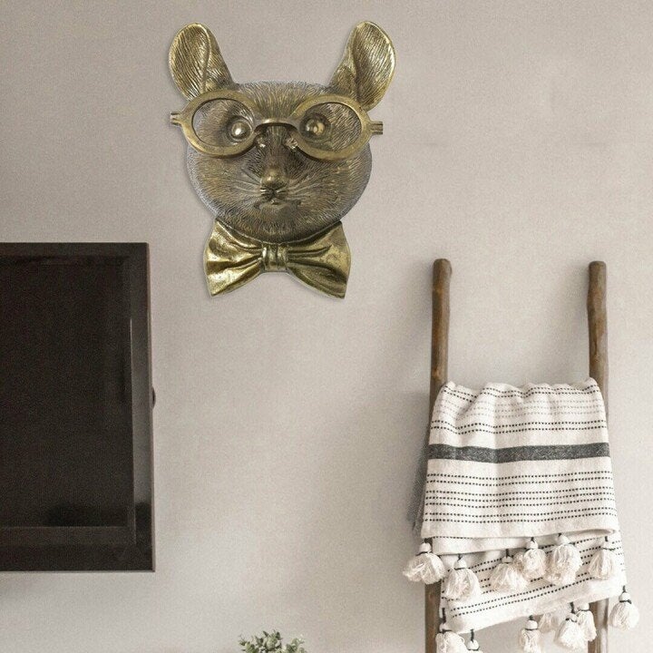 Unieke speelse wanddecoratie van een dierenkop, handgeschilderd voor een persoonlijk interieur.