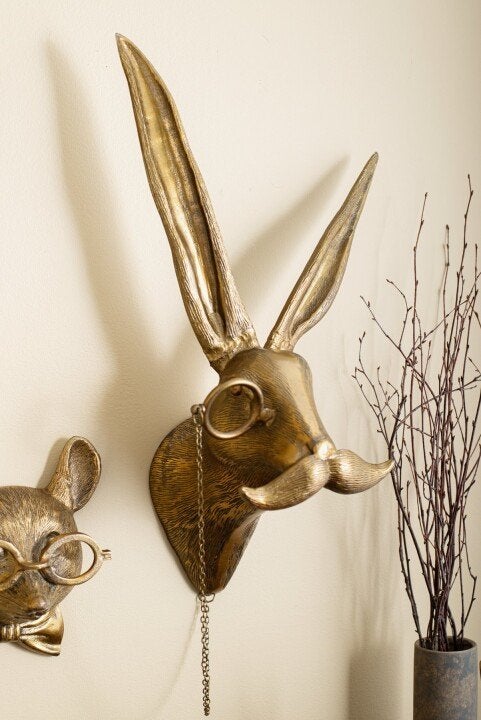 Interieur accent: speelse handgeschilderde dierenkop wanddecoratie. Unieke woonaccessoire.