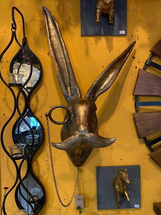 Decoratie: speelse dierenkop wanddecoratie. Handgeschilderd, voegt unieke kunst toe aan je huis.