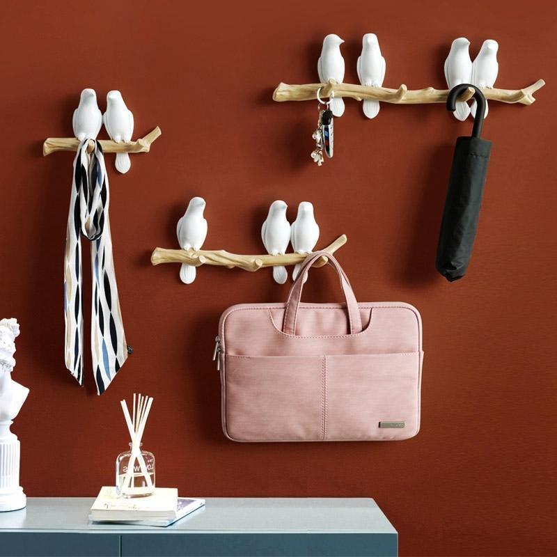 Speelse wandkapstok met kleurrijke vogels en praktische haken, perfect voor jassen en hoeden.