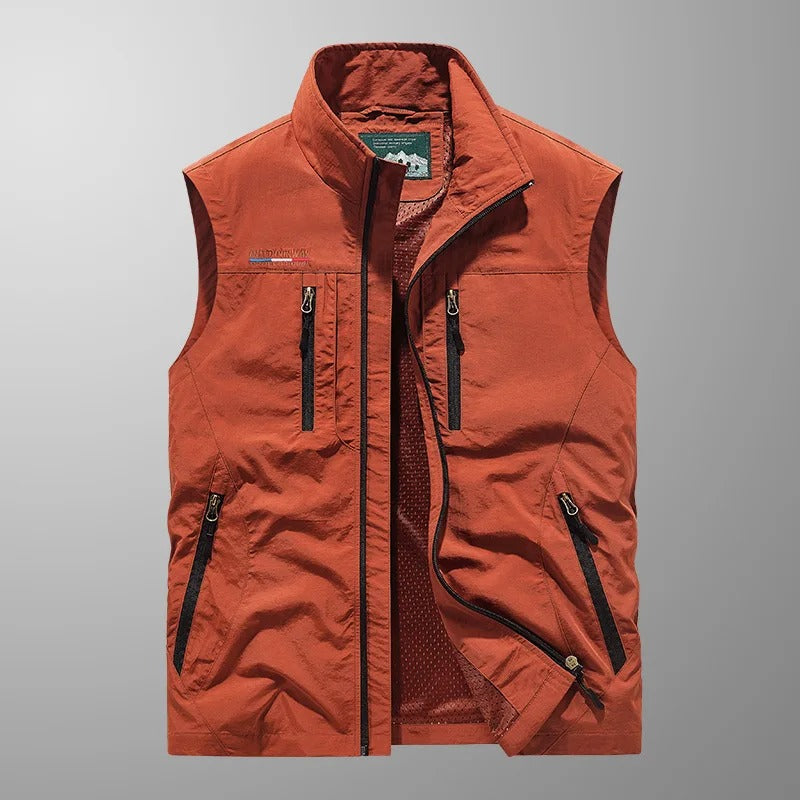 Functioneel mouwloos heren vest met veilige ritszakken, ideaal voor reizen en buitenactiviteiten.
