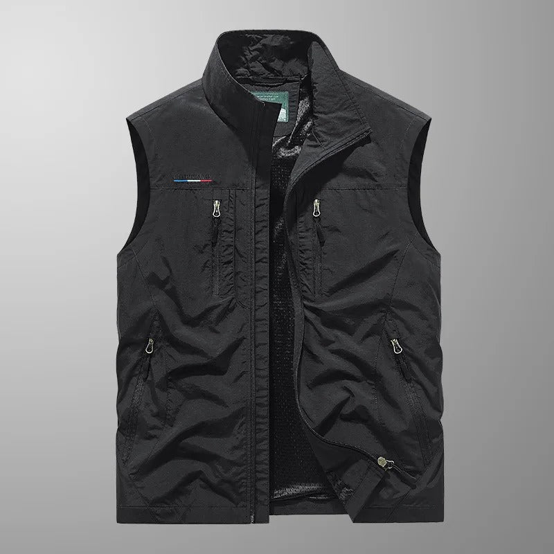 Comfortabel heren outdoor vest, mouwloos met praktische ritszakken voor sportieve buitenactiviteiten.