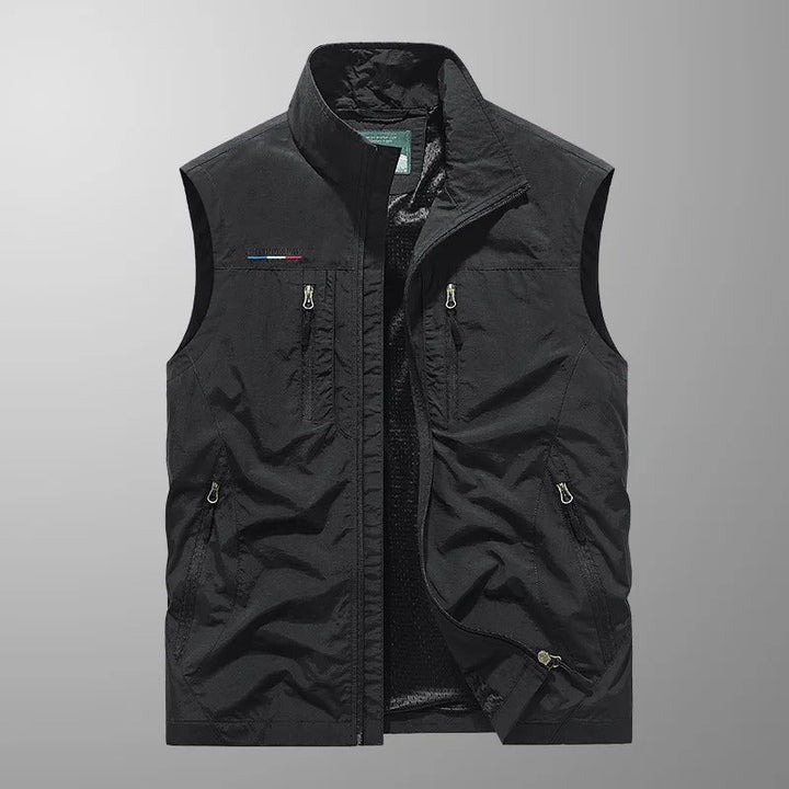 Comfortabel heren outdoor vest, mouwloos met praktische ritszakken voor sportieve buitenactiviteiten.
