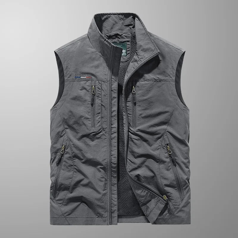 Man draagt stevig heren outdoor vest met ritszakken, klaar voor een actieve dag wandelen.