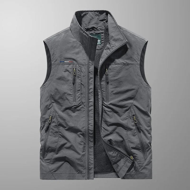 Man draagt stevig heren outdoor vest met ritszakken, klaar voor een actieve dag wandelen.