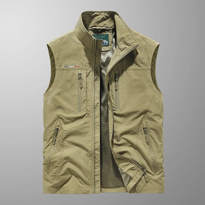 Heren vest met meerdere ritszakken voor veilige opslag, functioneel en sportief voor outdoor gebruik.