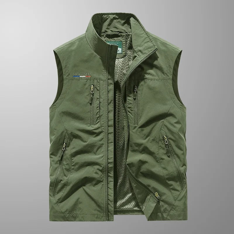 Ademend heren outdoor vest, mouwloos en lichtgewicht, met ritszakken voor comfort tijdens het reizen.
