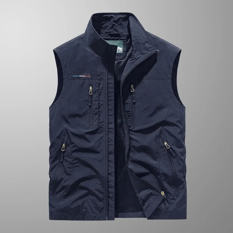 Praktisch heren vest met ritszakken, ideaal voor actieve buitenactiviteiten zoals wandelen en sport.