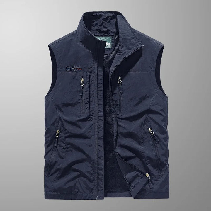Praktisch heren vest met ritszakken, ideaal voor actieve buitenactiviteiten zoals wandelen en sport.