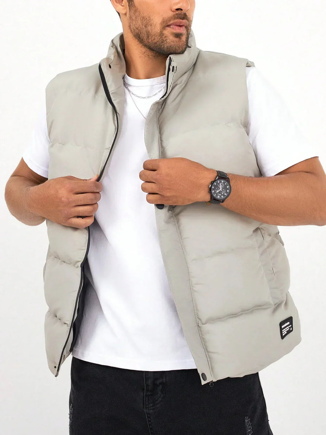 Stijlvol beige gewatteerd heren gilet met ritssluiting, comfortabel en perfect voor casual lente/zomer mode.