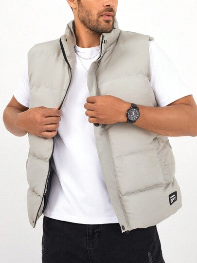 Beige gewatteerd heren bodywarmer jack met ritssluiting, mouwloos en ideaal voor een comfortabele casual look.
