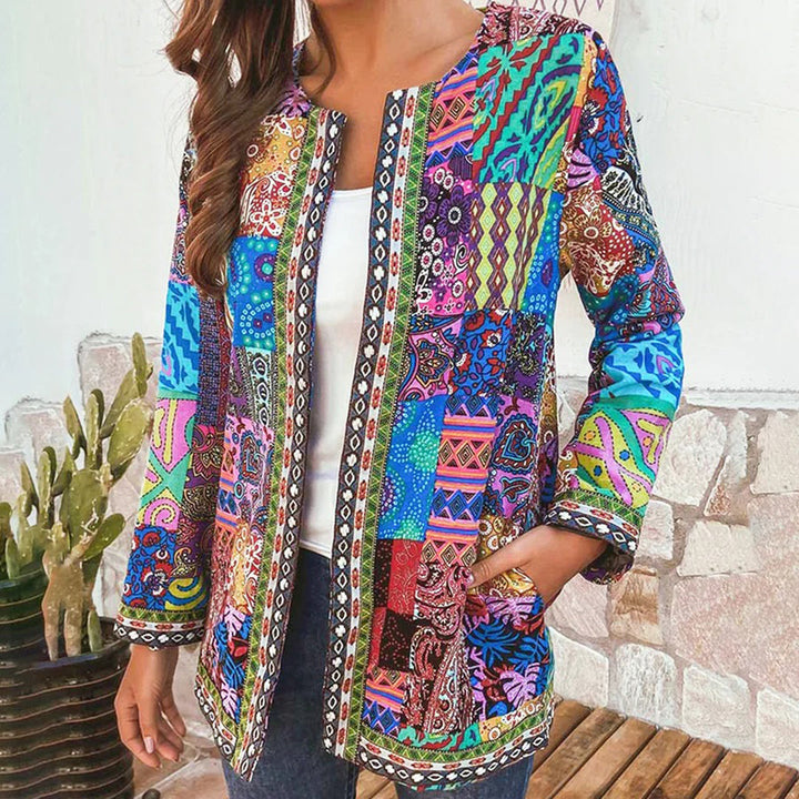 "Stijlvol bohemian lang damesvest met levendig patroon en open voorkant, ideaal voor casual lagen en comfortabel dragen."