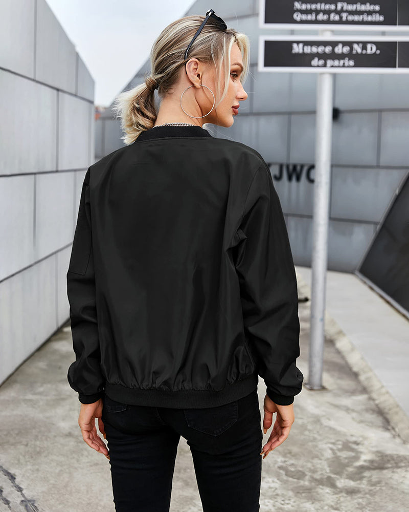 Klassiek dames bomberjack met moderne touch. Ideaal voor een stijlvolle, comfortabele outfit. Geschikt voor alle seizoenen.