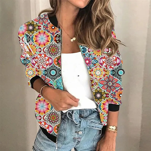 Stijlvol dames jack met opvallende print en ritssluiting, gedragen als trendy bovenkleding voor vrouwen.