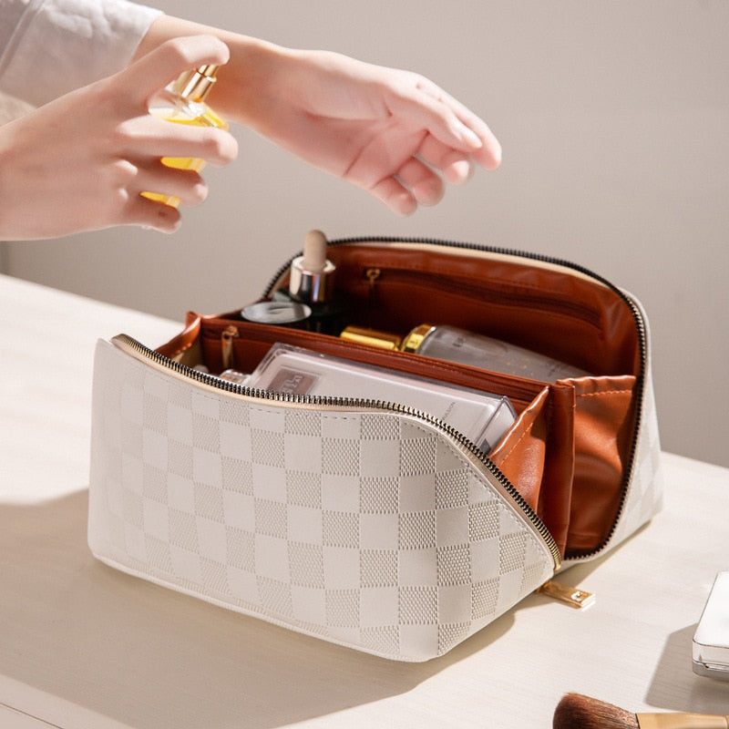 Stijlvol dames kosmetictasje van waterafstotend PU-leer voor make-up en accessoires. Compact en reisvriendelijk.