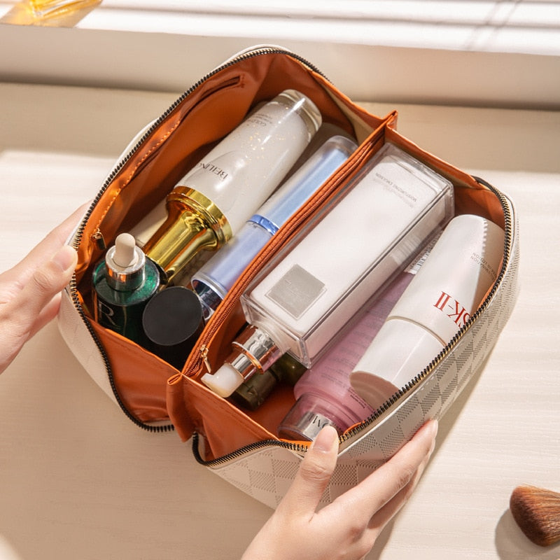 Open dames make-uptasje van PU-leer met handige vakken voor optimale organisatie van cosmetica.