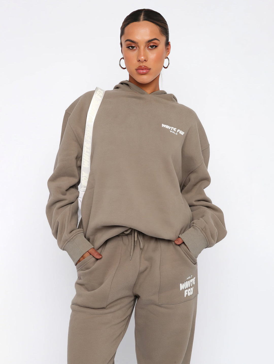 "Stijlvol dames trainingspak in moderne snit, tweedelig, zachte ademende stof, perfect voor casual en semi-formele dagen."