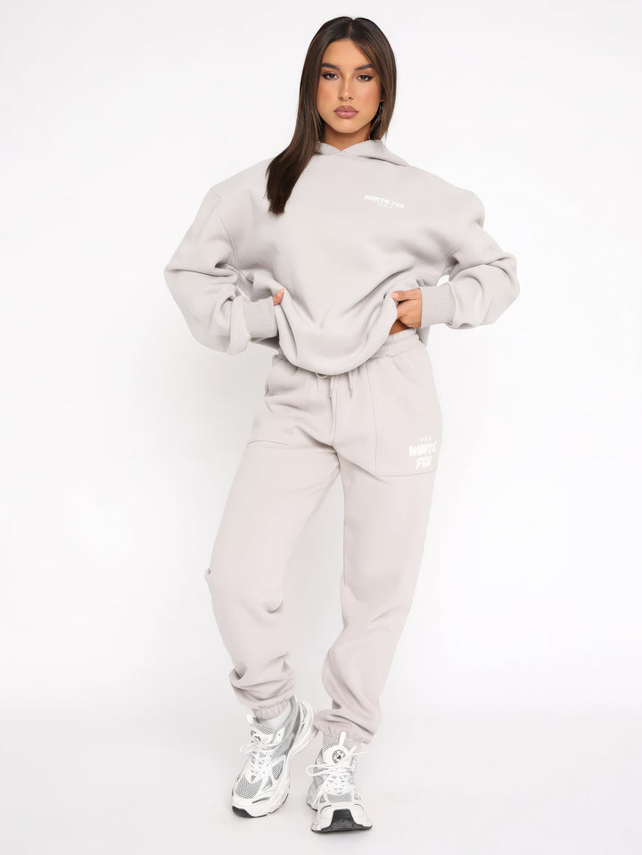 "Stijlvol dames trainingspak in moderne snit, tweedelig, zachte ademende stof, perfect voor casual en semi-formele dagen."