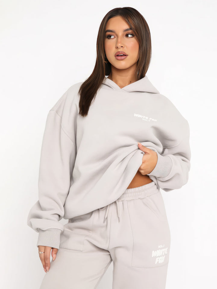 "Stijlvol dames trainingspak in moderne snit, tweedelig, zachte ademende stof, perfect voor casual en semi-formele dagen."