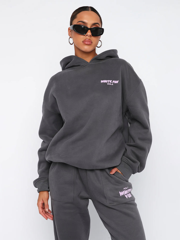 "Stijlvol dames trainingspak in moderne snit, tweedelig, zachte ademende stof, perfect voor casual en semi-formele dagen."