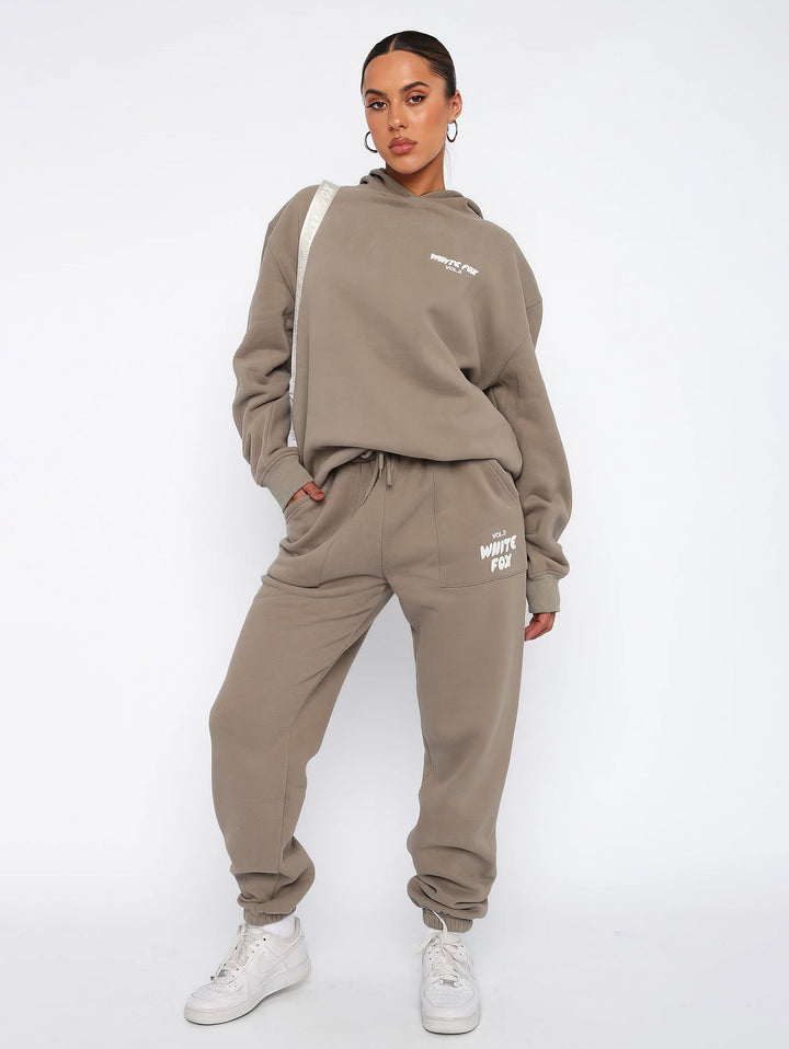 "Stijlvol dames trainingspak in moderne snit, tweedelig, zachte ademende stof, perfect voor casual en semi-formele dagen."